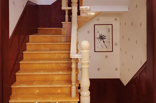 奎文中式别墅室内汉白玉石楼梯的定制安装装饰效果